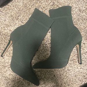 Size 7.5 womens heels - hunter green